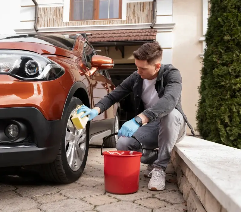 Lavage auto à domicile Gouville-sur-Mer : professionnel intervenant sur un véhicule
